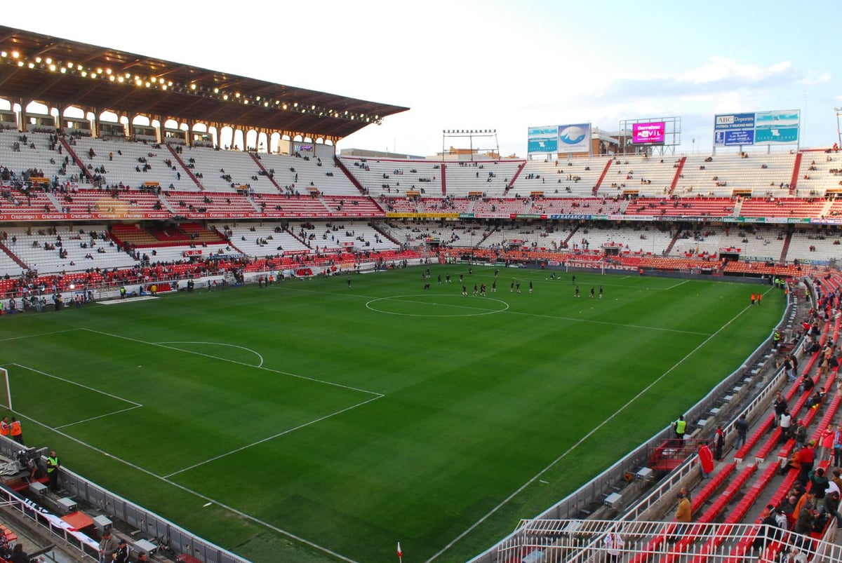 Akor Adams Heads to Venezia: Sevilla's Tactical Overhaul Begins