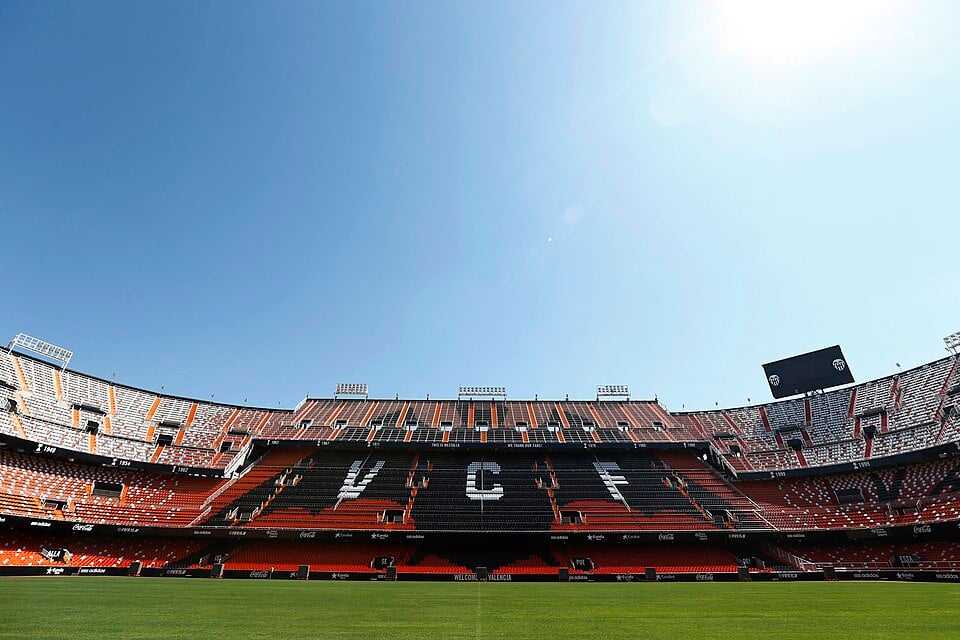 Aguirre Backs Down: Valencia's Coach Keeps the Mestalla Bench Tradition and the Dressing Room Anchored