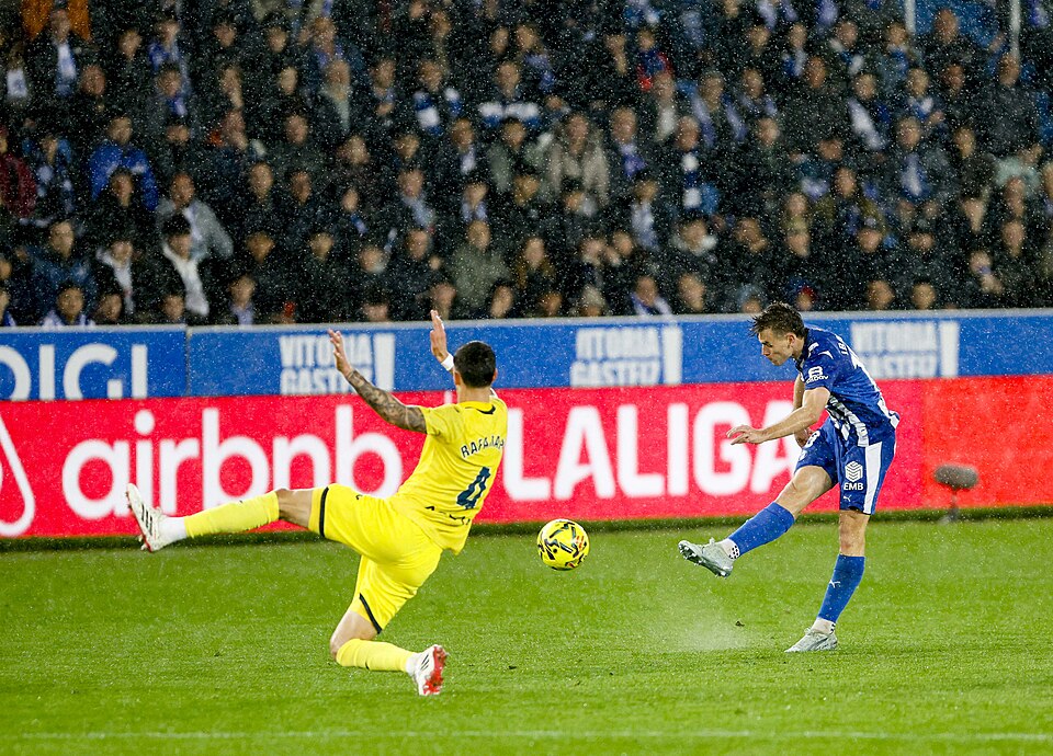 Quique Celebrates Alavés' Safety: A Testament to Team Spirit and Hard Work